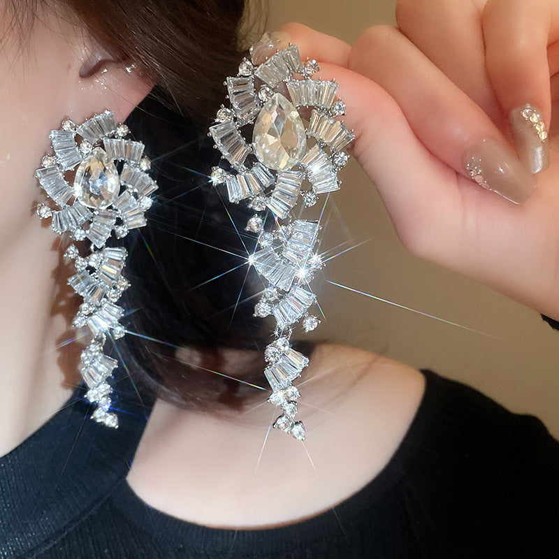 Orecchini pendenti con nappe geometriche minimaliste con intarsi di strass in rame placcato e perni in argento sterling 925 da donna