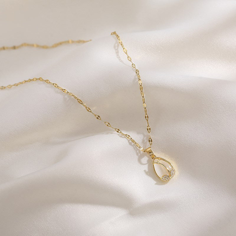 Tulip-Shaped Pendant Necklace for Women in Titanium Steel with Plated Finish, Minimalist Botanical Design, Delicate Clavicle Chain