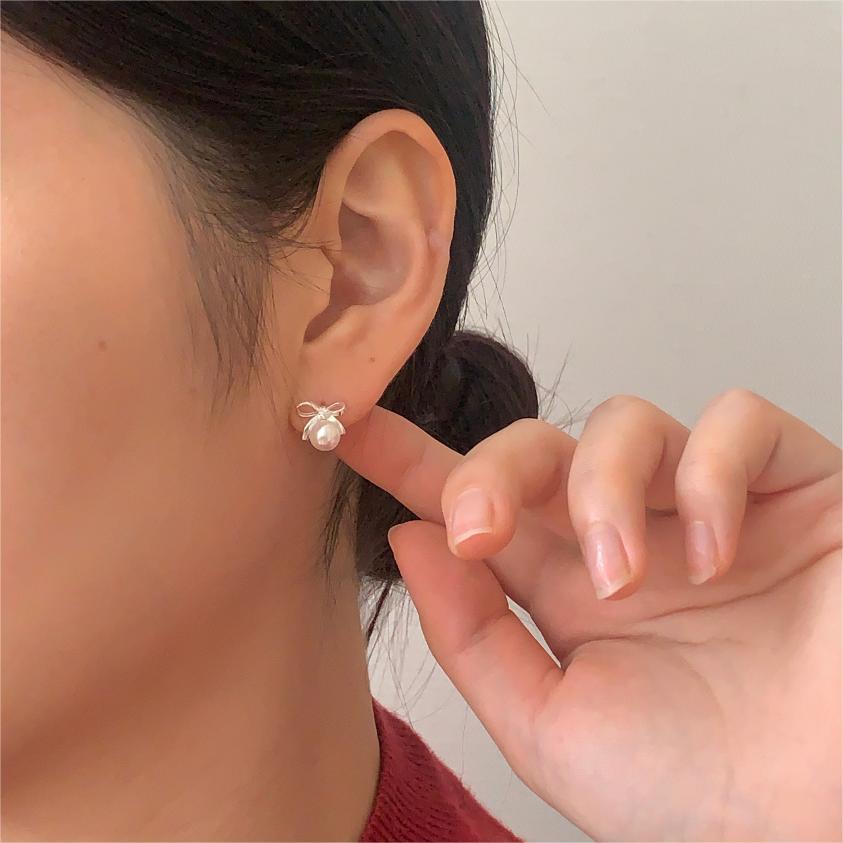 Orecchini a perno con fiocco minimalista e perle in argento sterling 925 placcato oro