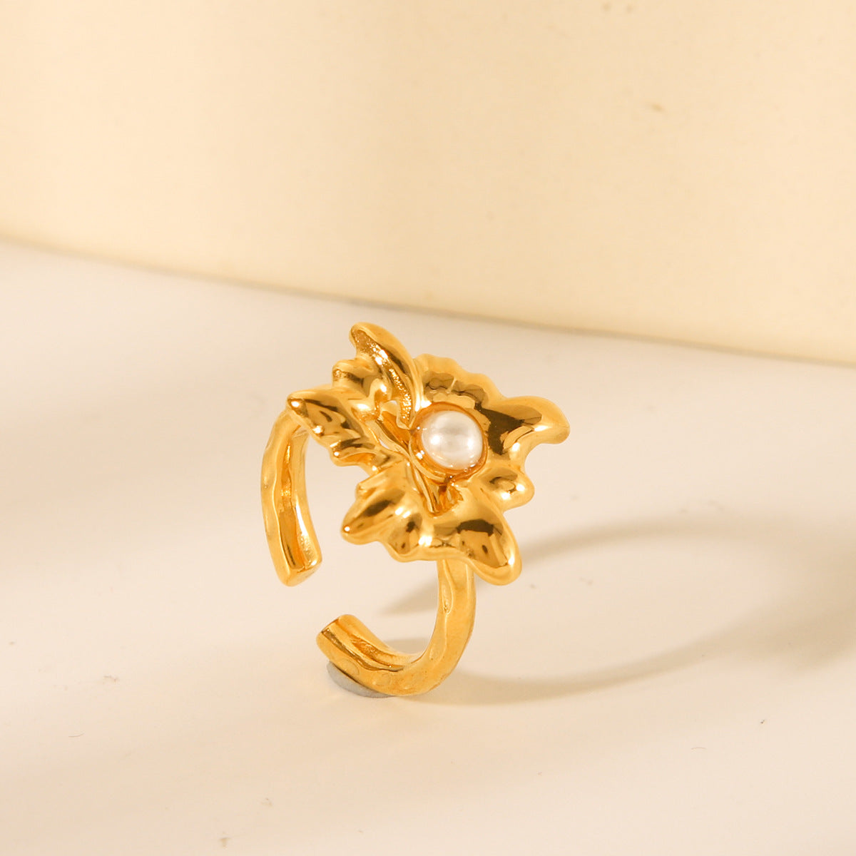 Vintage French Style Ruffled Radiating Heart-Shaped Stainless Steel Ring with Pearl Inlay for Women