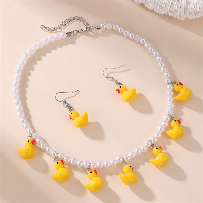 Collar con colgante de pato amarillo minimalista para niñas con dije de resina y cuentas de perlas en cadena de bolitas