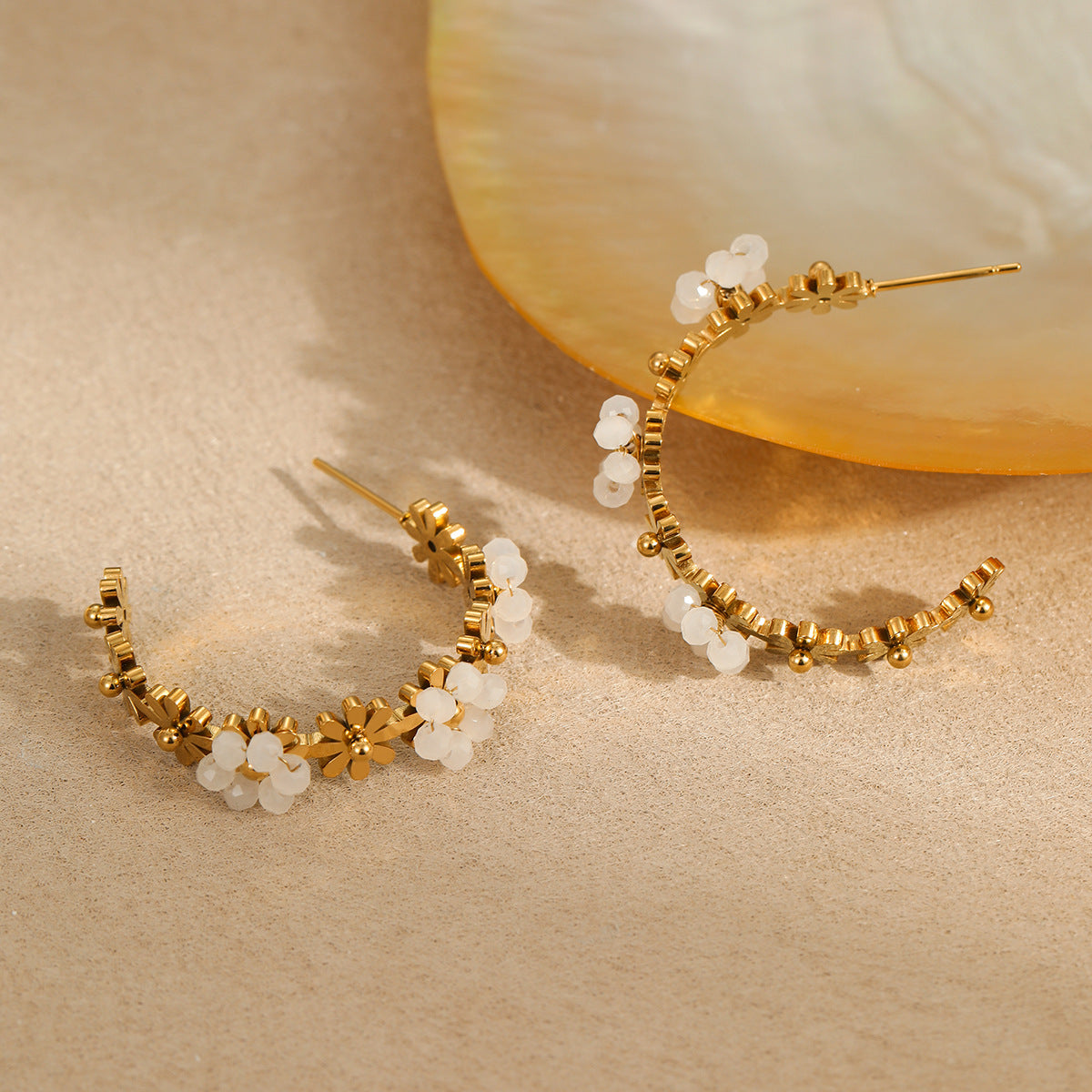 Pendientes de aro de acero inoxidable con forma de margaritas de moda para mujer, con acabado chapado, diseño floral elegante