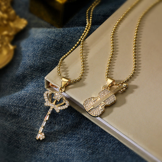 Collar Pendiente de Guitarra con Llave de Corona Geométrica Minimalista para Mujer en Latón con Baño de Oro Real e Incrustaciones de Zirconia