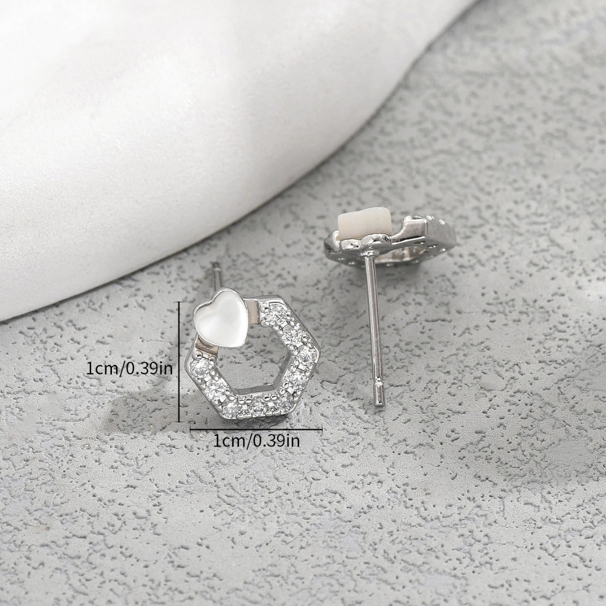Orecchini a perno geometrici a cuore minimalisti in rame con intarsio in zircone per donna