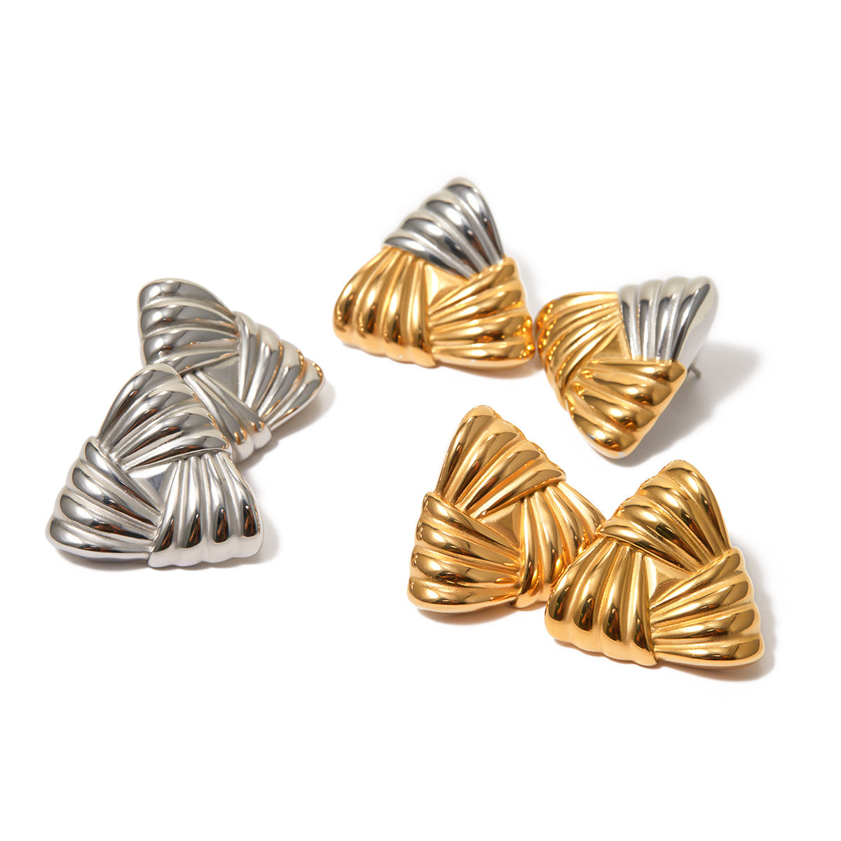 Pendientes Minimalistas Geométricos de Acero Inoxidable con Baño de Oro de 18K y Diseño Triangular de Textura Trenzada