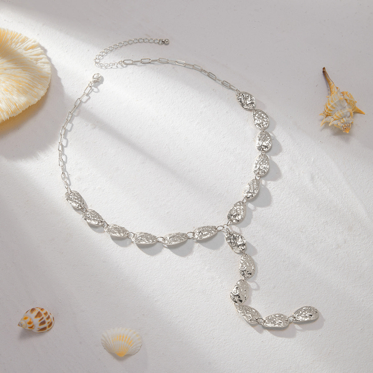 Collana a Y da donna con texture martellata irregolare, pendente geometrico in metallo con finitura placcata, catena lunga minimalista alla clavicola