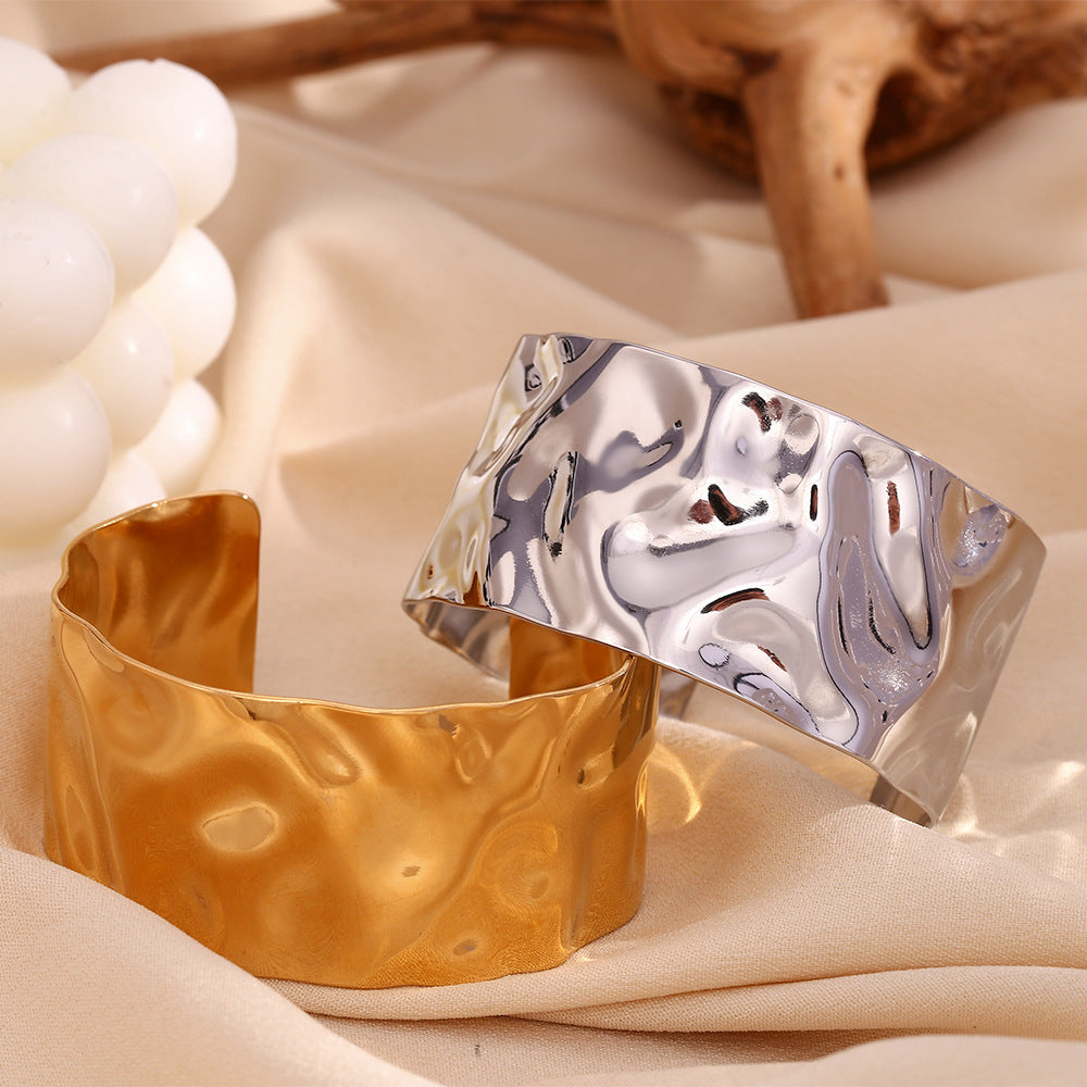 Bracciale rigido aperto minimalista geometrico con texture martellata da donna in acciaio inossidabile placcato oro 18 carati