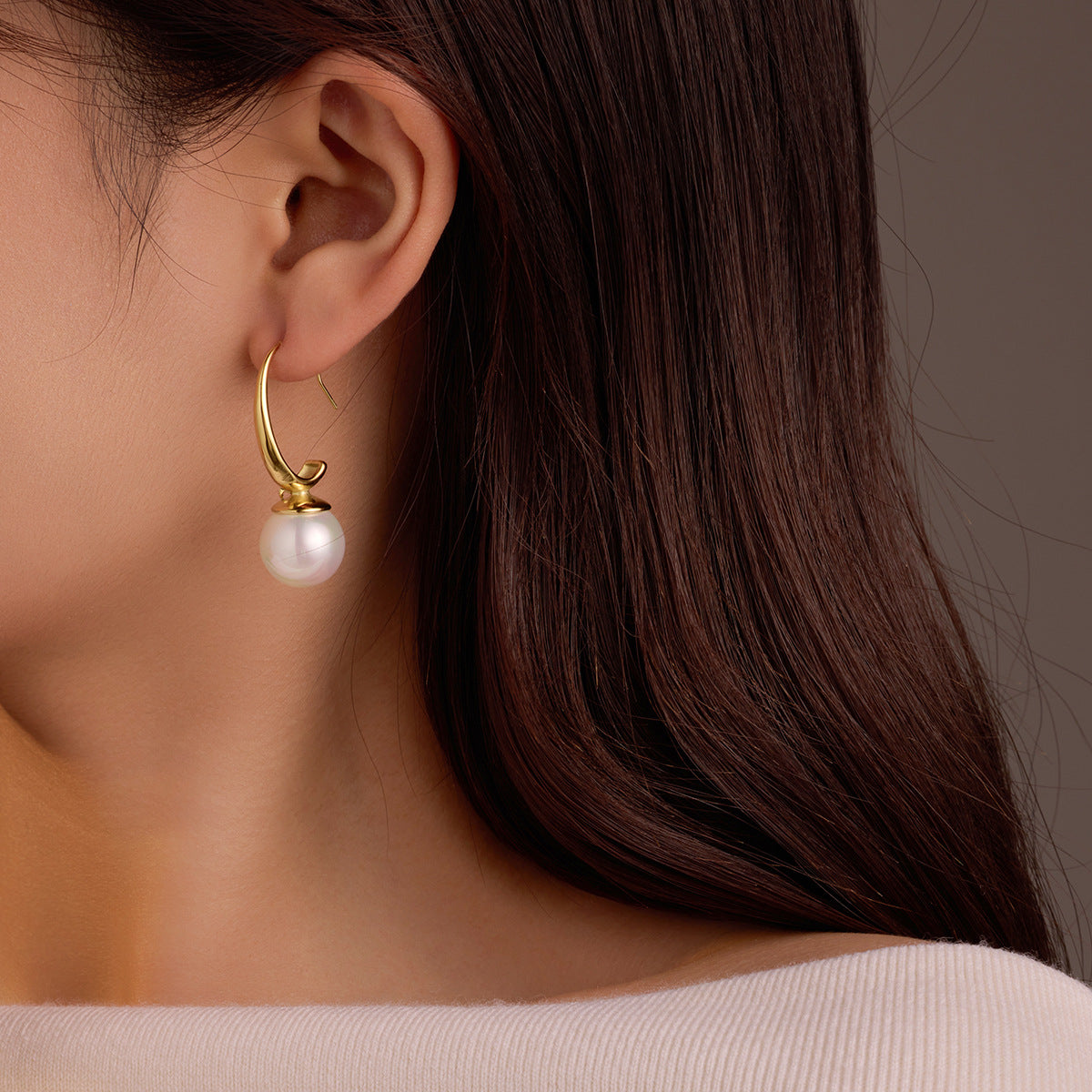 Orecchini pendenti da donna eleganti a C in acciaio inossidabile intarsiato con perle placcato oro 18 carati