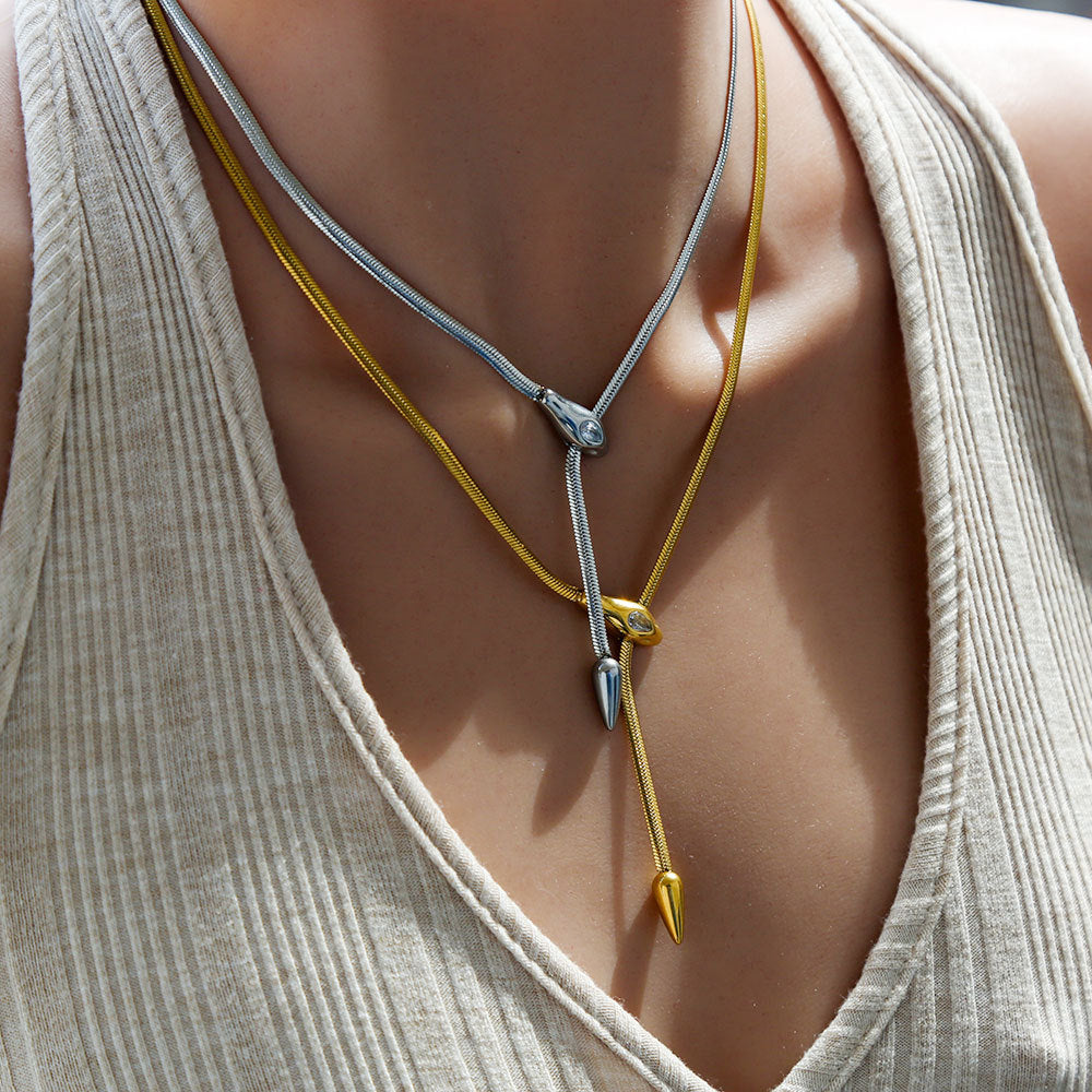 Elegante collana minimalista con ciondolo a testa di serpente in acciaio inossidabile con finitura placcata su catena a serpente da donna