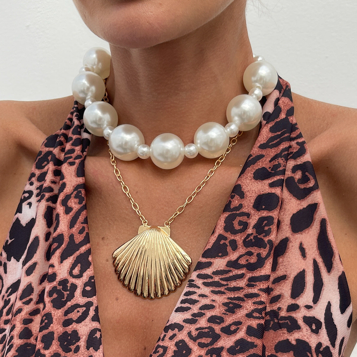 Collar con colgante de concha estilo vintage exagerado en aleación con acabado chapado para mujer