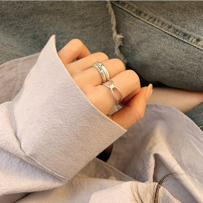 Anello da donna minimalista con nodo geometrico rotondo placcato in argento sterling 925