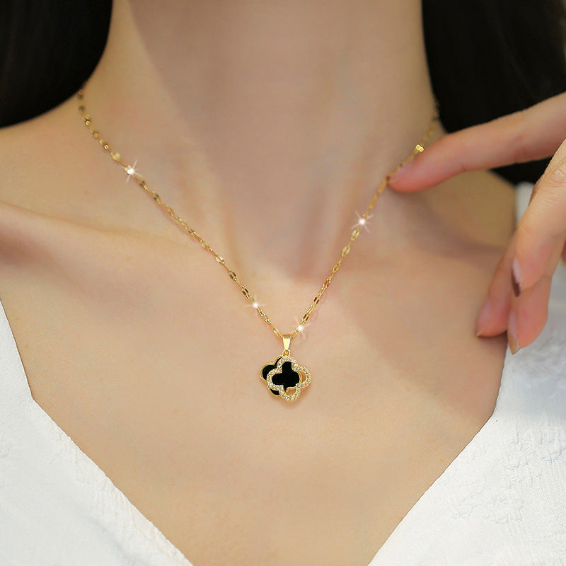 Set collana e orecchini trifoglio fortunato in acciaio al titanio con design geometrico elettroplaccato per donna