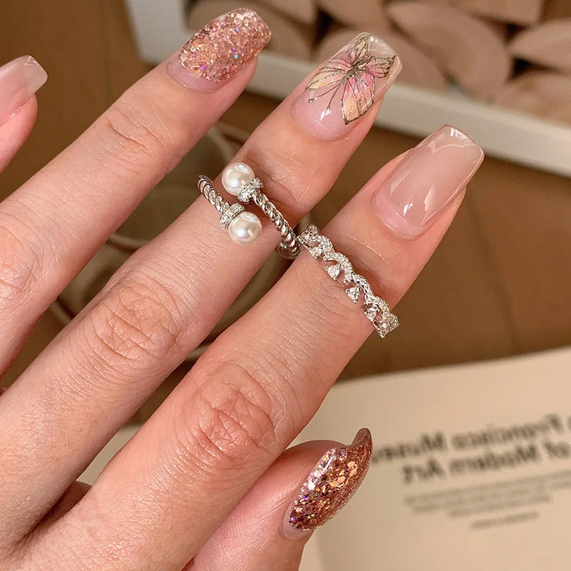 Anello da donna minimalista geometrico in metallo con strass intarsiati e texture intrecciata