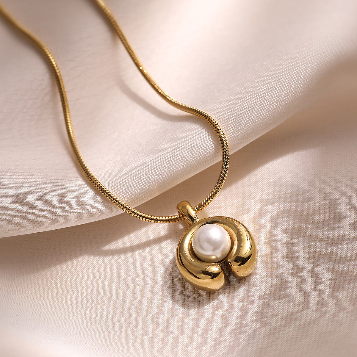 Collana da donna minimalista di lusso placcata oro 18 carati con perle geometriche in acciaio inossidabile