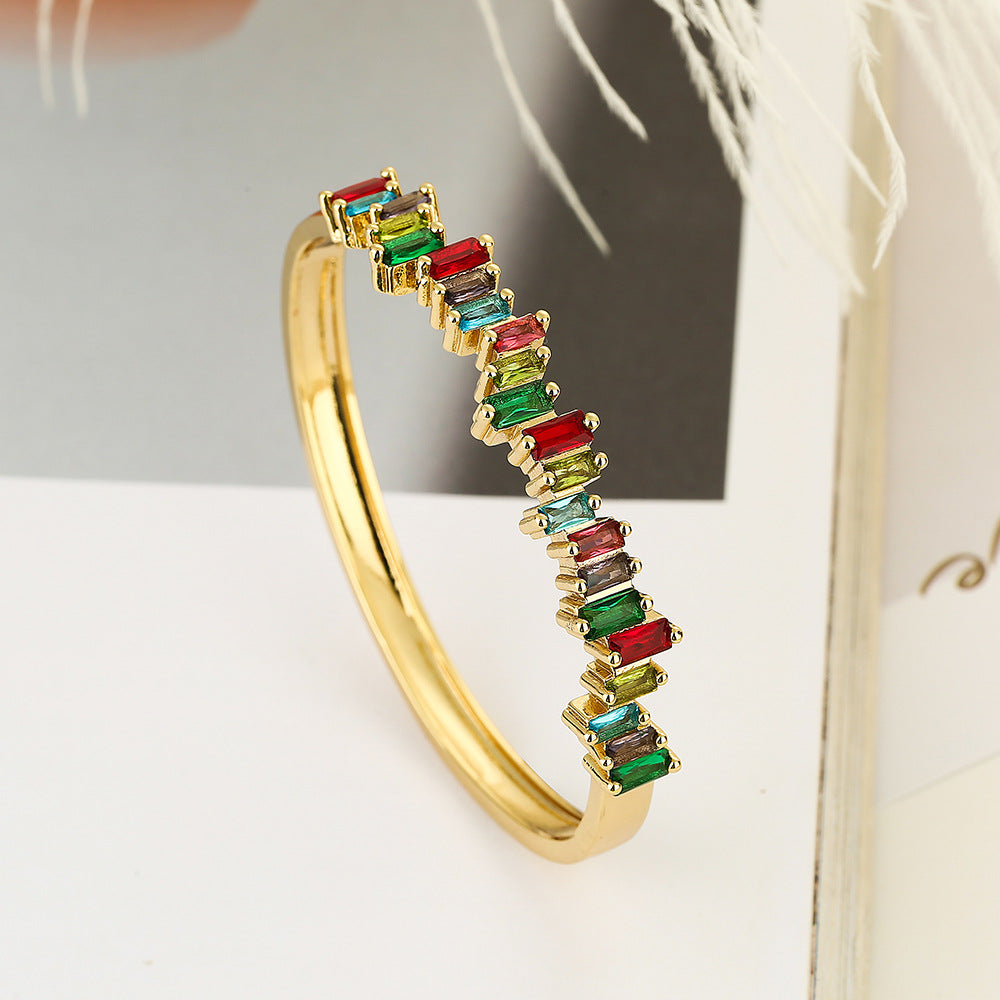 Bracciale Geometrico Minimalista in Rame con Placcatura in Oro e Intarsio in Zirconi da Donna