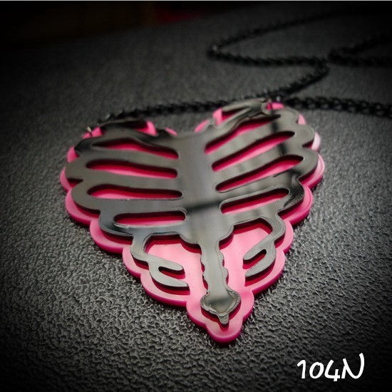 Parure di collana e orecchini in acrilico a forma di cuore in stile vintage con gocce e campanelli per donna