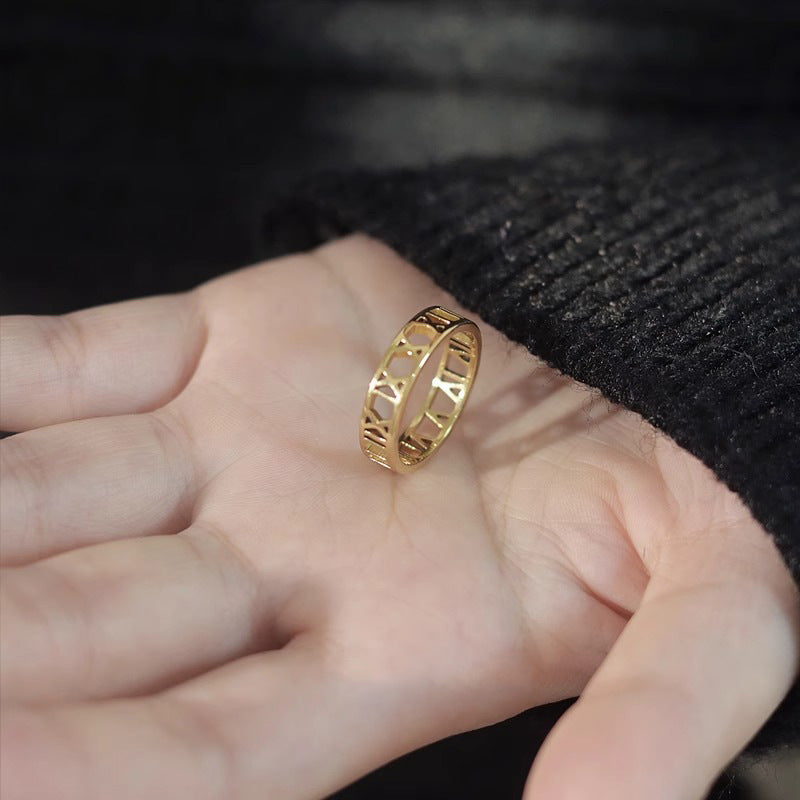 Anello Minimalista in Acciaio al Titanio con Numeri Romani per Uomo e Donna, Design Intagliato e Finitura Placcata