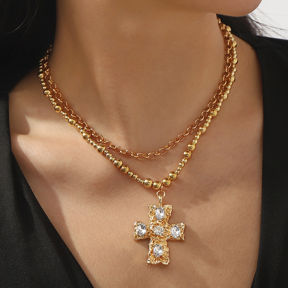 Collar con colgante de cruz vintage artístico minimalista para mujer, de aleación con incrustaciones de diamantes de imitación en cadena de bolas