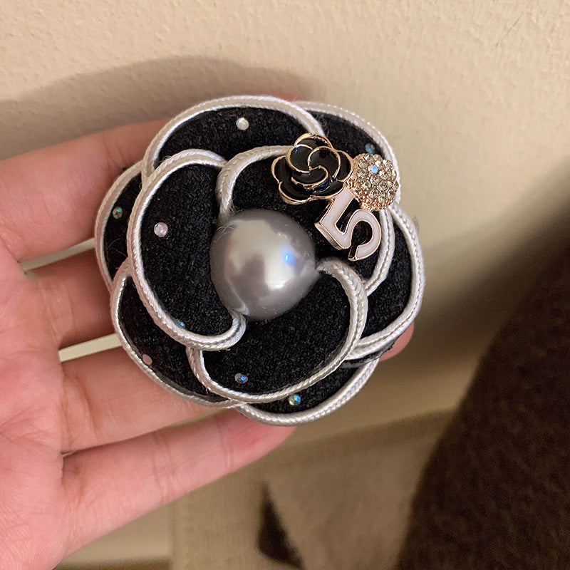 Spilla floreale di lusso con intarsio in strass e dettagli in perle per donna — Elegante accessorio per blazer di ispirazione vintage