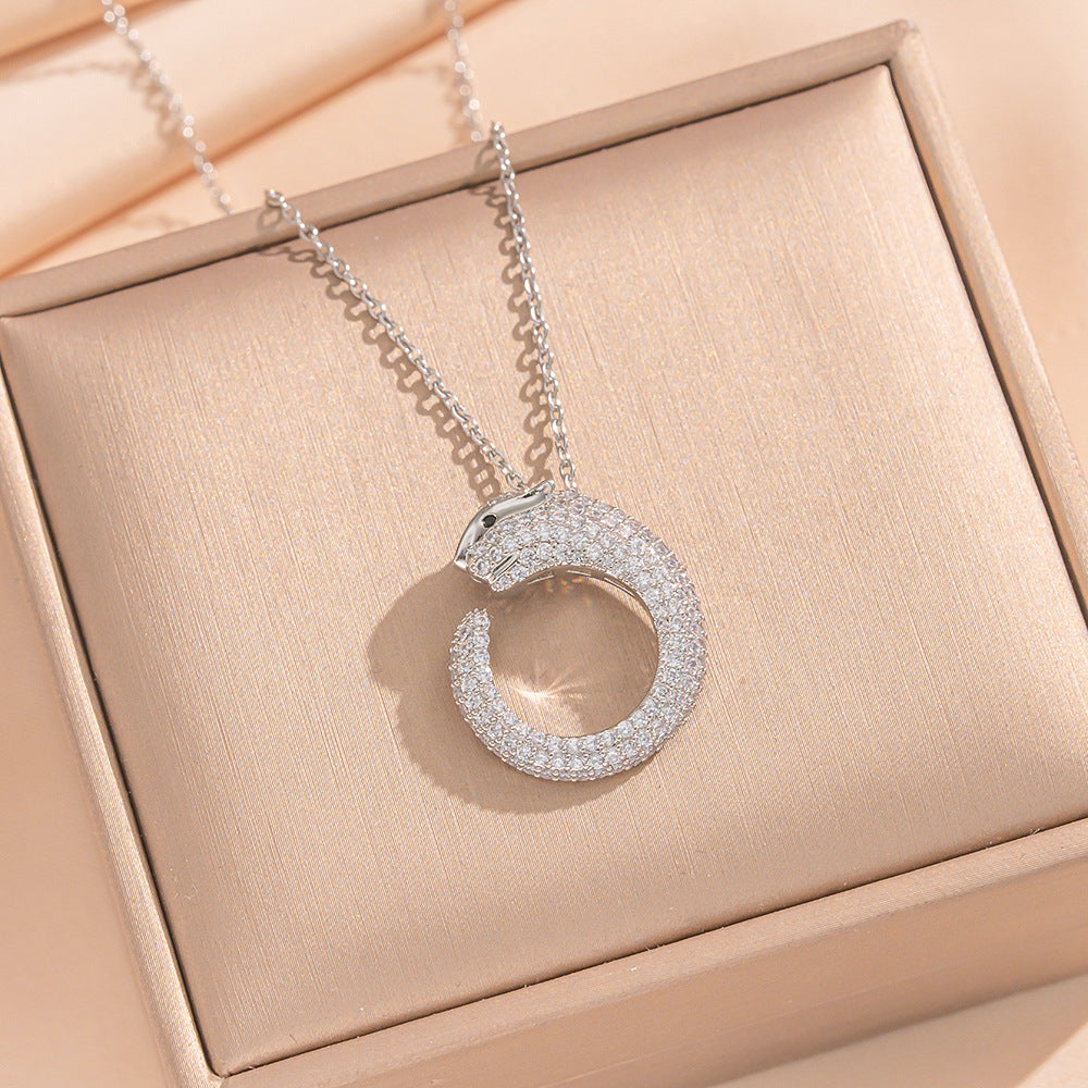 Light Luxury Star-Shaped Pendant Necklace for Women with 18K Gold Plated Copper and Titanium Steel O-Chain