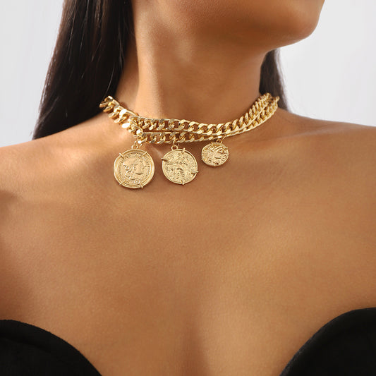 Collar de dije redondo geométrico dulce y atrevido de aleación con acabado chapado para mujer