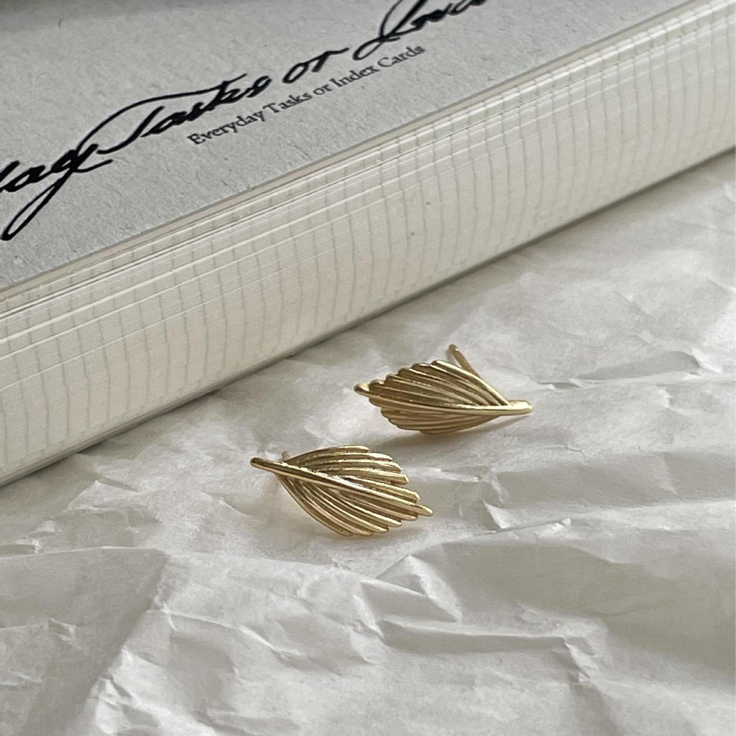Pendientes de tuerca minimalistas chapados en oro con forma de hoja de plata de ley 925 para mujer