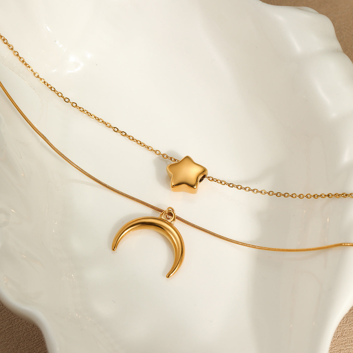 Collana in Acciaio Inossidabile con Ciondolo Stella e Luna Minimalista con Finitura Placcata per Donna