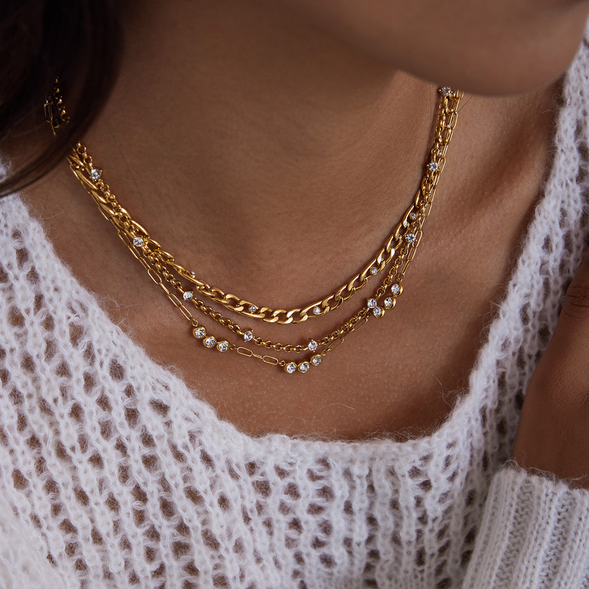Collana con ciondolo geometrico in acciaio inossidabile da donna con ciondolo in acciaio al titanio e finitura placcata