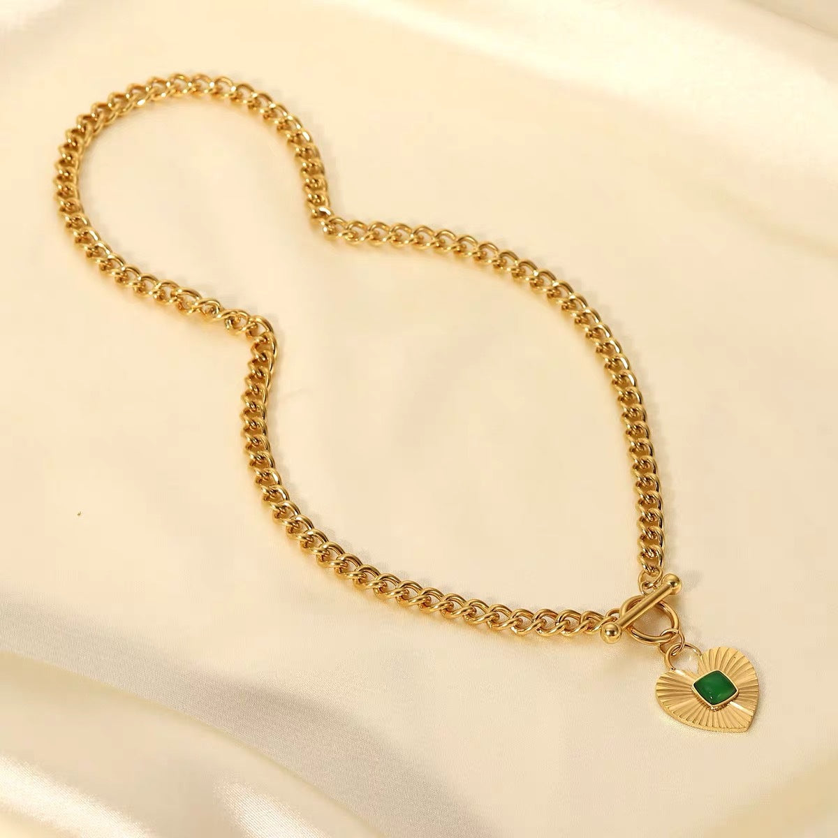 Collana Minimalista a Cuore Placcata in Acciaio al Titanio con Accento a Striscia di Zircone Verde su Catena Cuban
