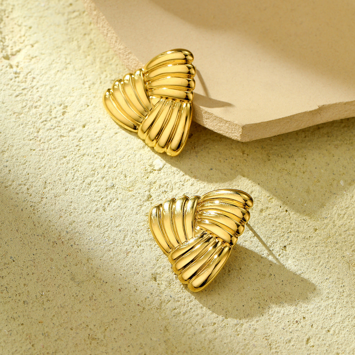 Pendientes de titanio con forma de triángulo minimalista y texturizado para mujer, a la moda, ligeros, lujosos, hipoalergénicos, tipo botón.