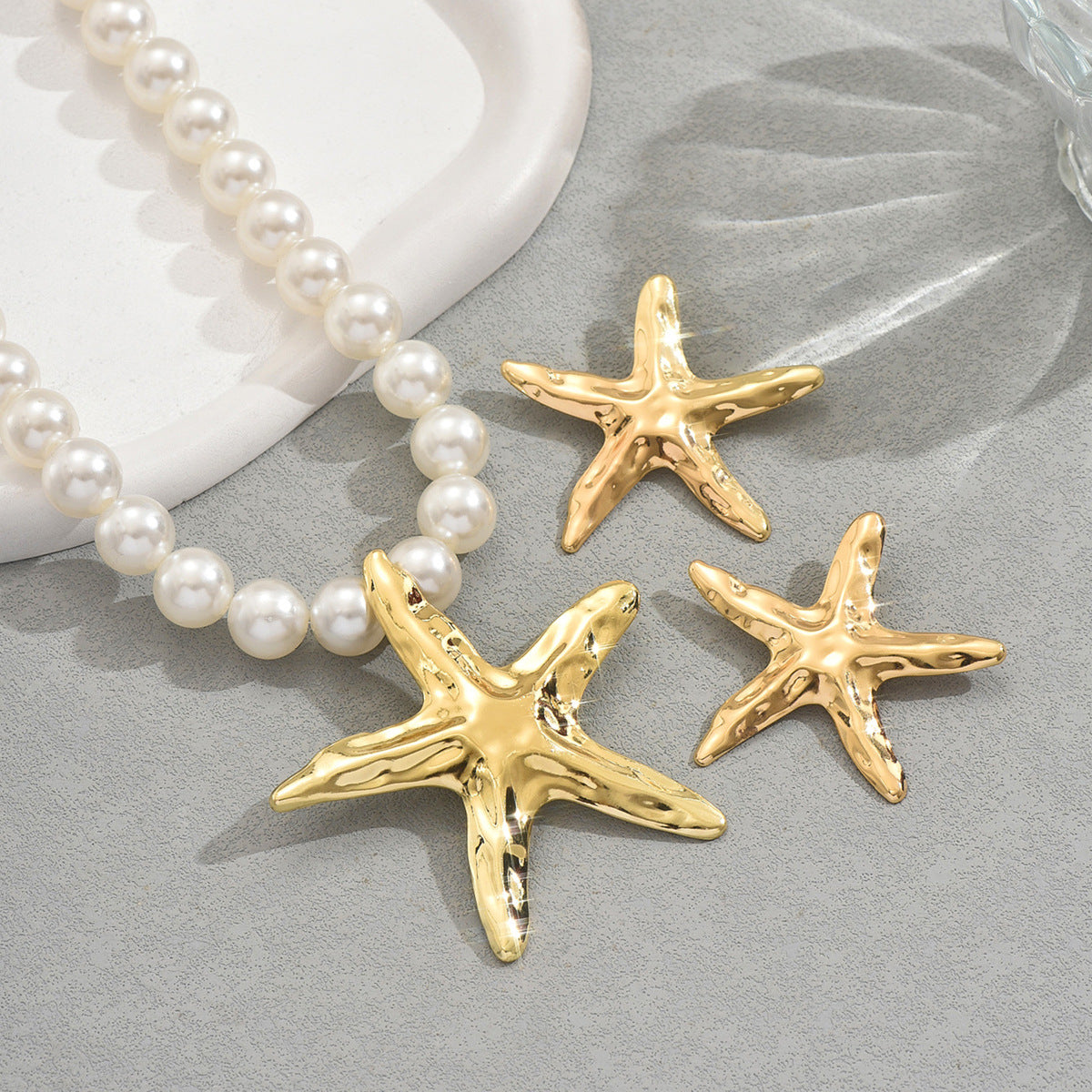 Collana e orecchini a forma di stella marina alla moda da donna con ciondolo in lega e perle d'acqua dolce su catena a sfere
