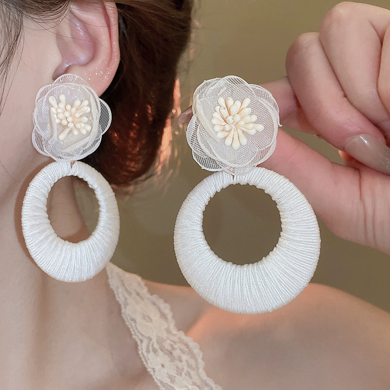 Orecchini a perno con perle e fiori delicati da donna, con perni in argento sterling 925 — Gioielli per l'orecchio freschi e dolci per primavera estate