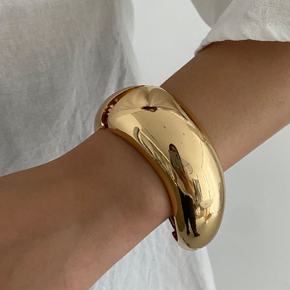 Pulsera de puño de metal redondo irregular geométrico minimalista con acabado chapado para mujer