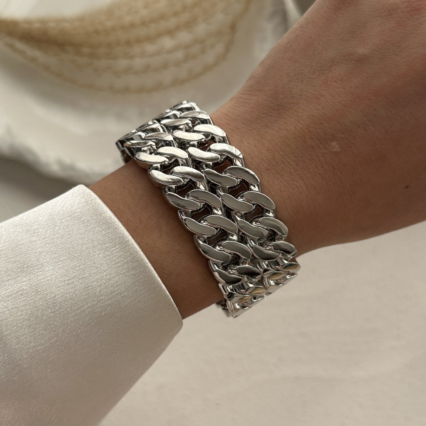 Bracciale rigido dorato in lega geometrico largo con design a molla a onda irregolare