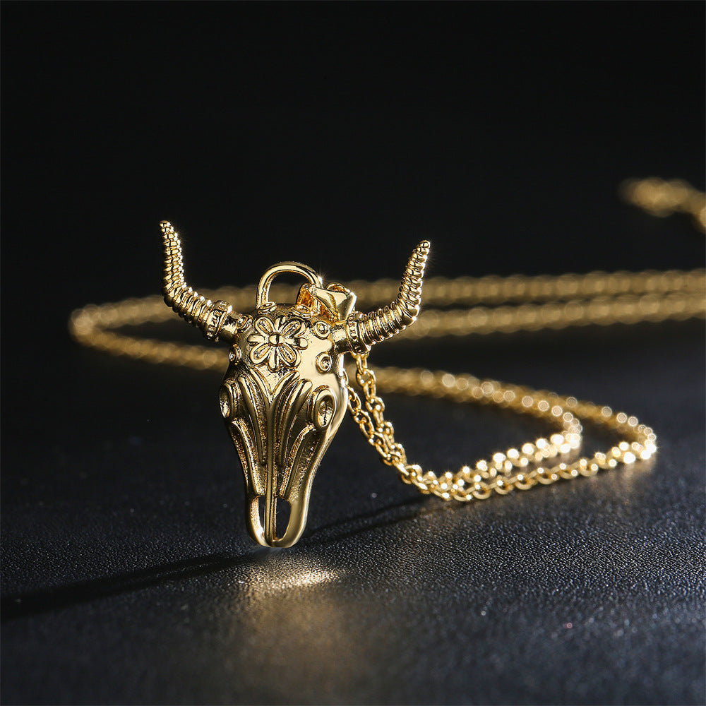 Collana con ciondolo a testa di toro in stile punk in rame con design geometrico