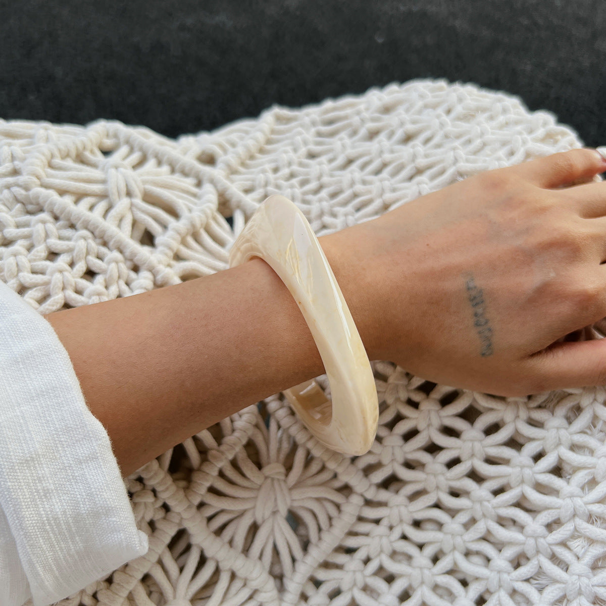 Bracciale Largo da Donna Minimalista Vintage in Acrilico Ambrato Testurizzato con Forma Geometrica e Finitura Artigianale