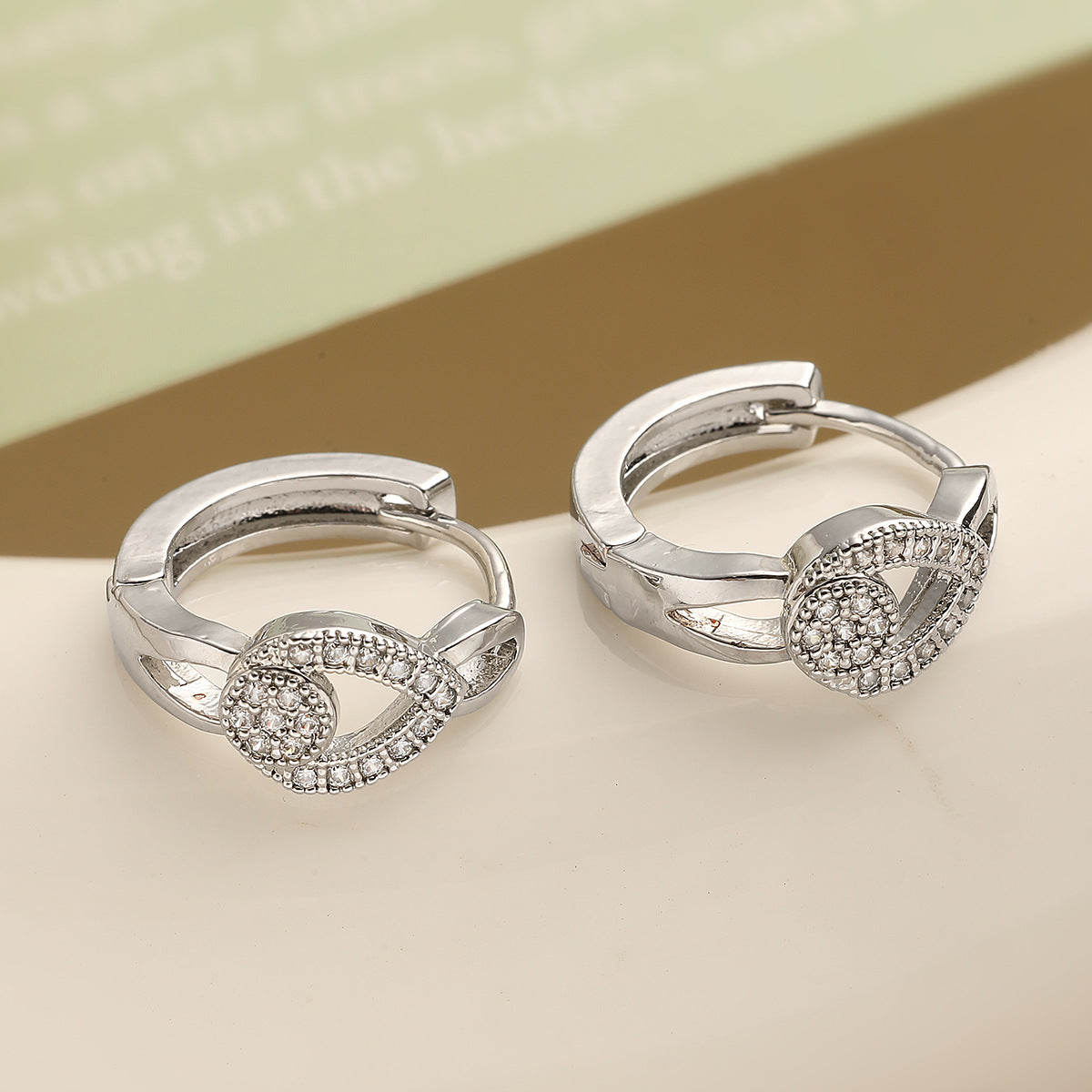 Pendientes Geométricos Minimalistas de Cobre con Baño de Oro de 18K y Circonitas Micro-Pavé para Mujer