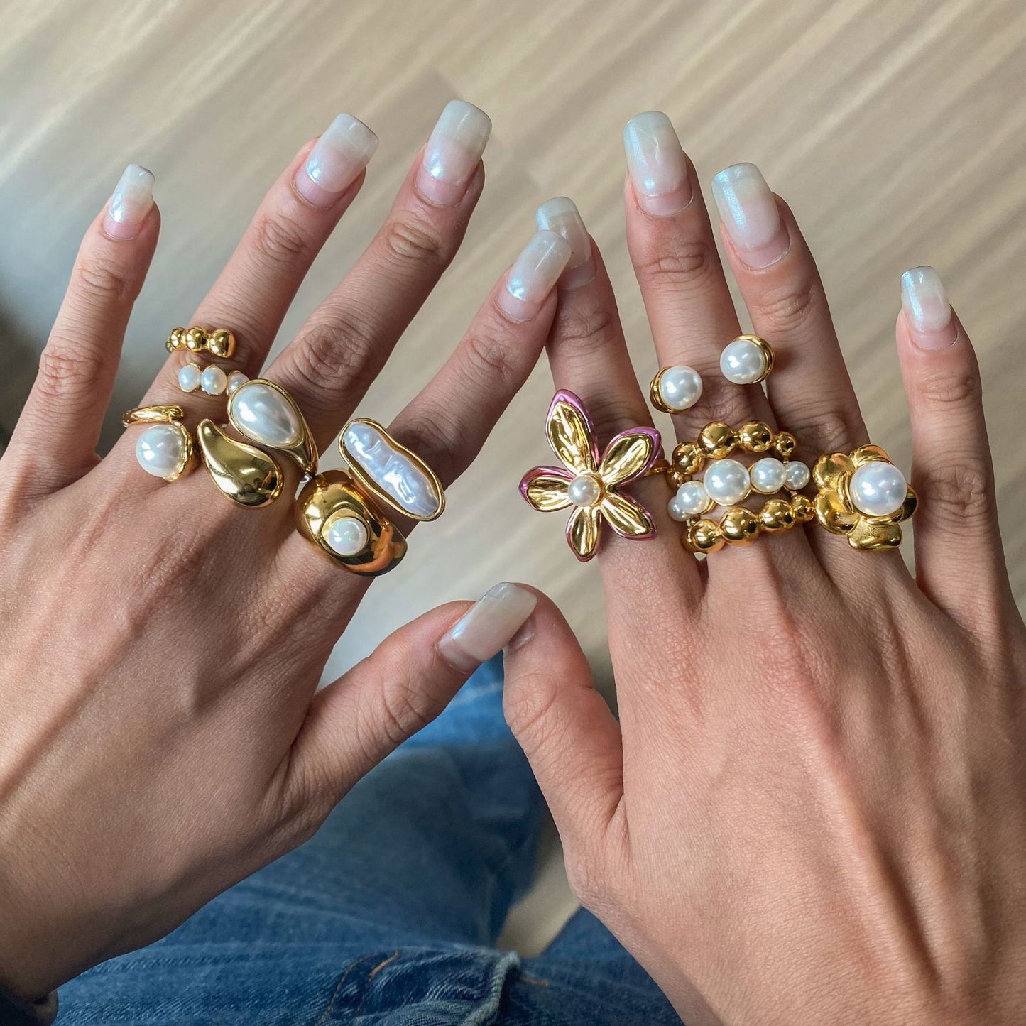 Anillo de Acero Inoxidable con Incrustaciones Geométricas de Perlas y Baño de Oro para Mujer