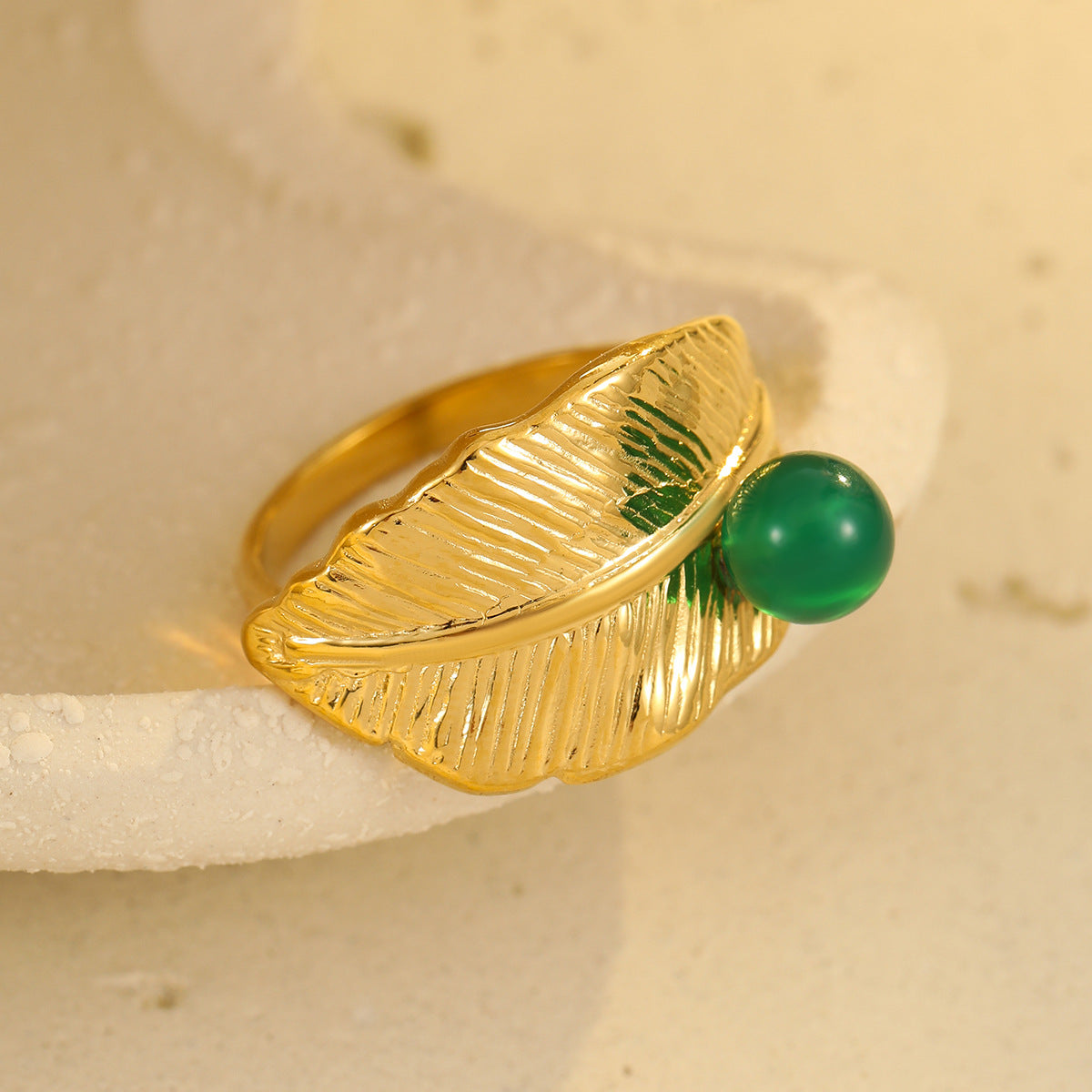 Anillo minimalista de plumas de pavo real con diseño geométrico en acero inoxidable con acabado chapado para mujer