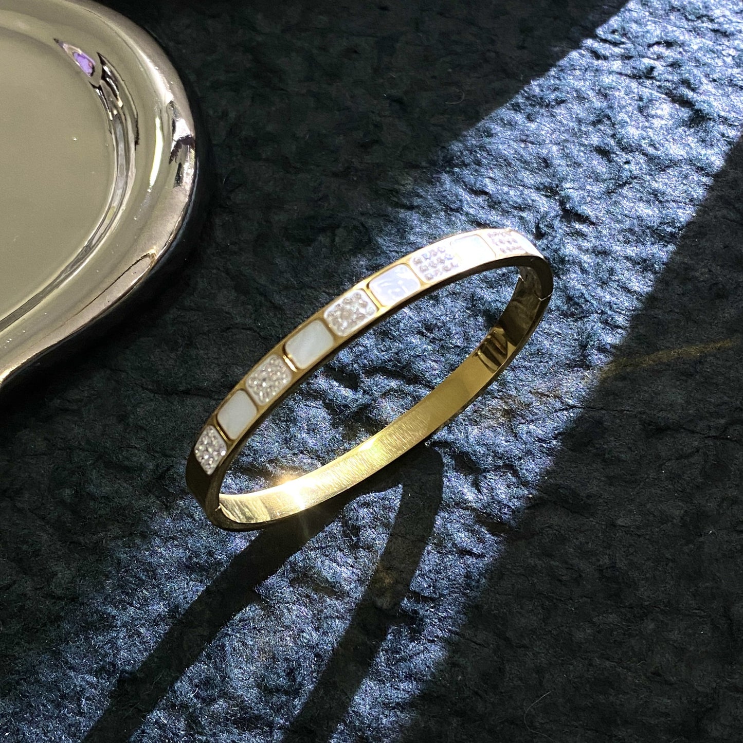Luxury Minimalist Oval Geometric Rhinestone Mother of Pearl Plated Titanium Steel Bracelet