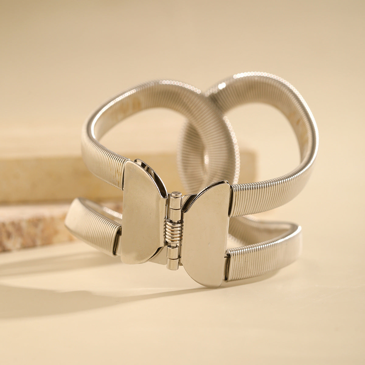 Bracciale da donna minimalista circolare a C in metallo con finitura placcata