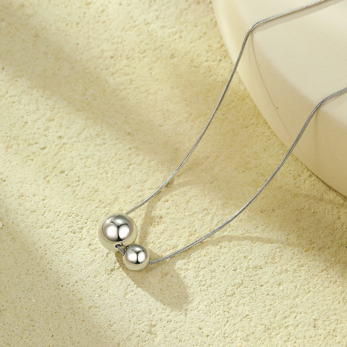 Collar con colgante esférico hueco de acero inoxidable de moda minimalista con chapado al vacío para mujer