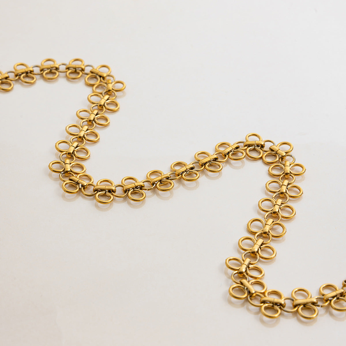 Collana con Pendente a Trifoglio Minimalista in Acciaio al Titanio con Finitura Placcata da Donna