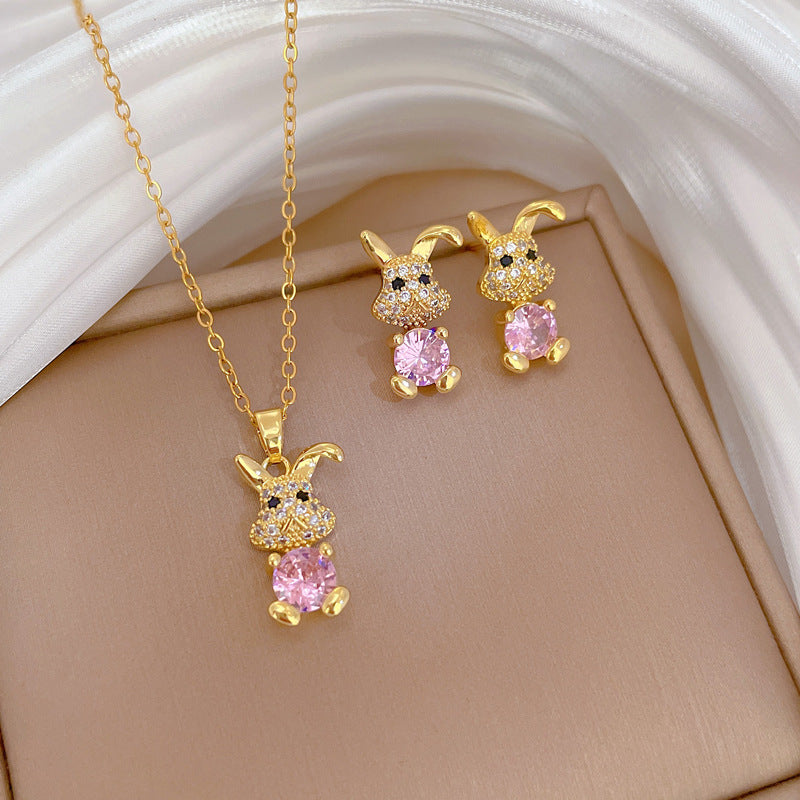 Elegante Set Collana e Orecchini con Ciondolo a Coniglio in Acciaio al Titanio, con Forma Geometrica e Finitura Placcata, per Occasioni Formali da Donna