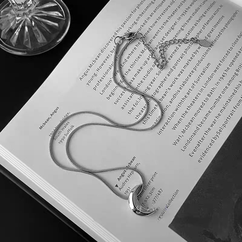 Collar minimalista elegante de luna creciente para mujer, cadena de serpiente pulida de acero de titanio, delicado collar de clavícula, cadena de suéter para capas