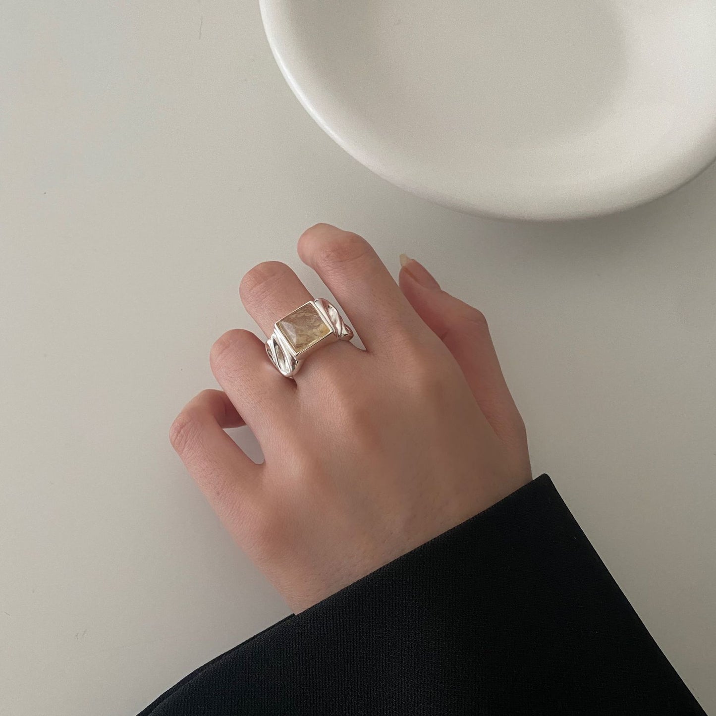 Anello Minimalista Geometrico in Argento Sterling S925 con Superficie Irregolare Testurizzata e Accento in Pietra Naturale