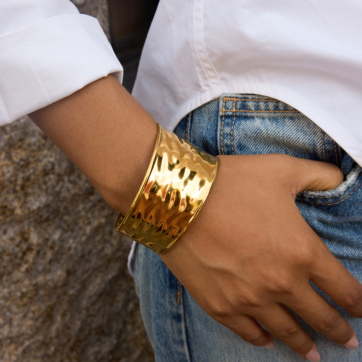 Bracciale da donna in resina geometrica rotonda alla moda con base in acciaio al titanio e placcatura in oro
