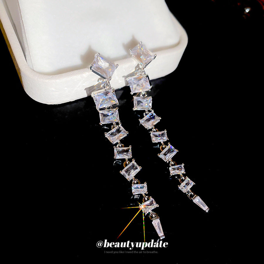 Elegantes aretes geométricos cuadrados minimalistas con detalles de circonia cúbica en postes de plata esterlina 925