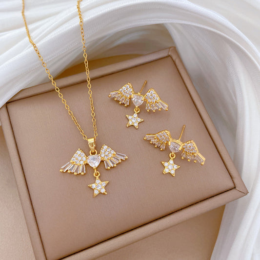 Parure Lusso Collana Pendente e Orecchini in Acciaio al Titanio con Ali a Stella e Intarsio di Strass per Eventi Formali da Donna