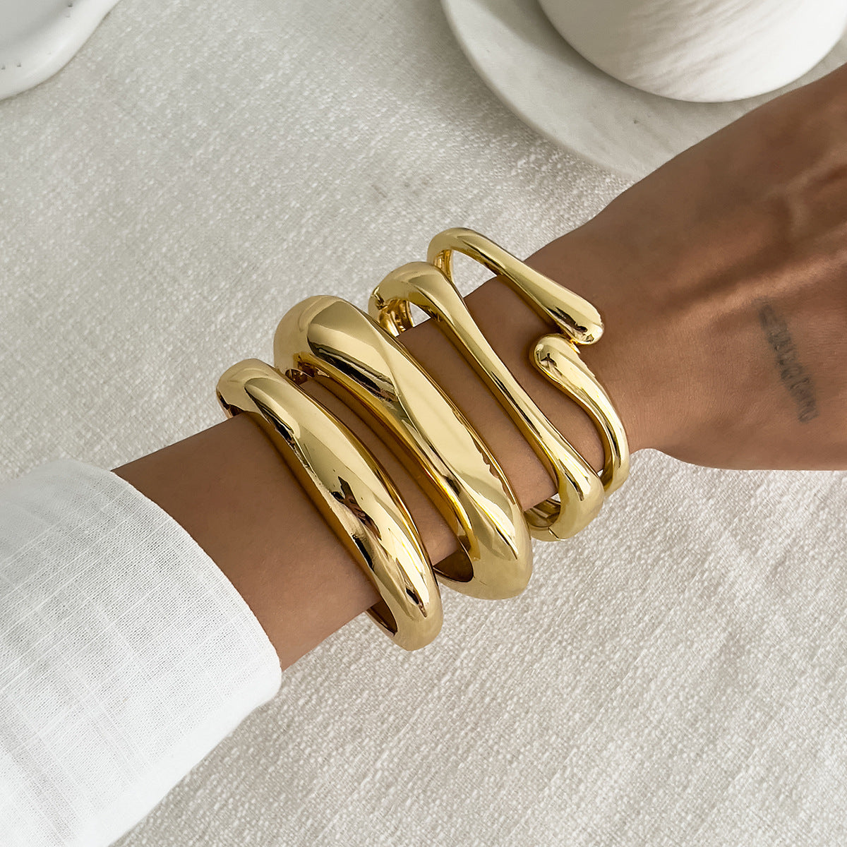 Pulsera Abierta Minimalista para Mujer con Construcción de Aleación Pulida y Cierre de Resorte